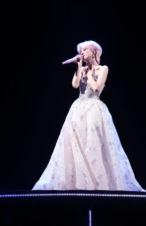 更有张含韵,沈梦辰,孟佳,李斯丹妮,王霏霏等好友亲临现场,为郁可唯