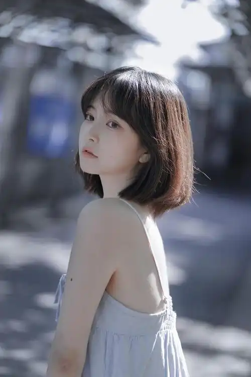 短发女孩清纯文静,一双眸子充满灵气,真美!