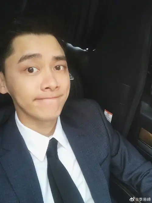 李易峰上线营业分享自拍穿西装扮酷表情百变有活力