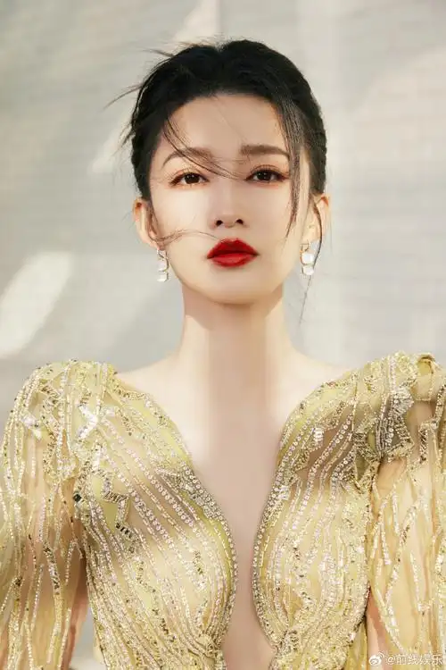 李沁钻石深v露背裙#李沁今日活动礼服好美,大胆尝试深v透视连衣裙