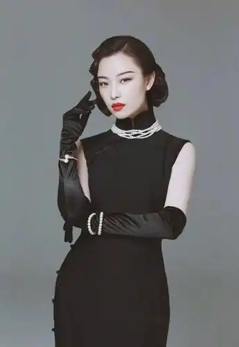 倪妮再穿旗袍风情万种尽显性感女人味儿