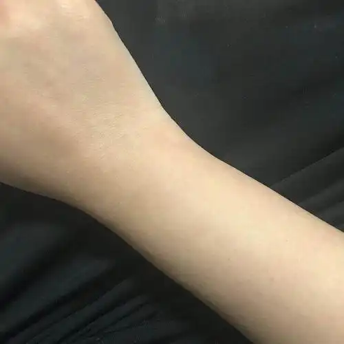 的美白身体乳推荐在黑色裙子自然光拍出来是这样的,真实效果接近这个