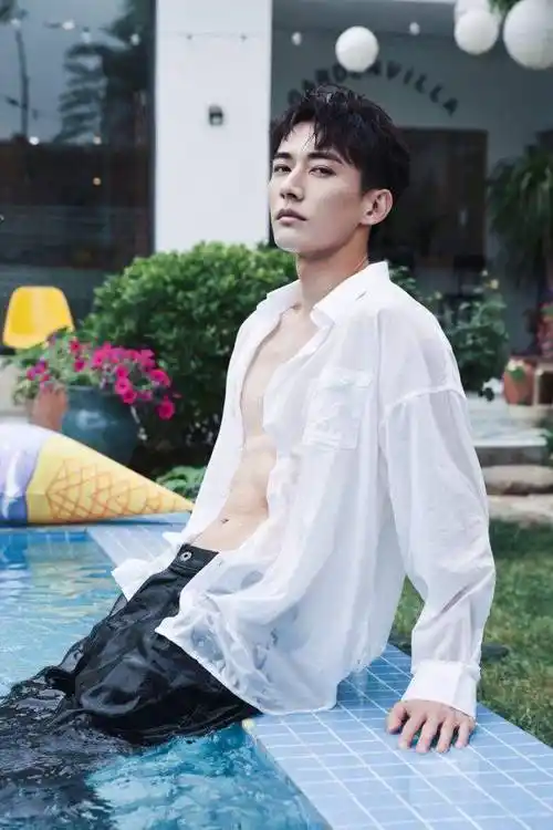 只不过看似瘦弱的他,其实也是有着诱人腹肌的男神啊!