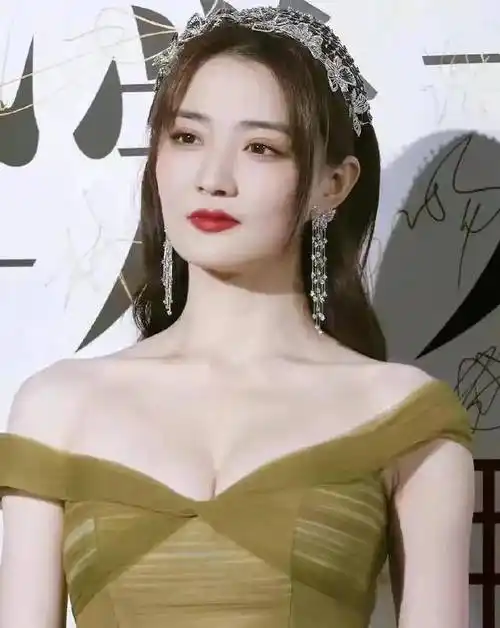 原来到了29岁徐璐变得真是性感,身材饱满有料太迷人_魅力_曲线_展现