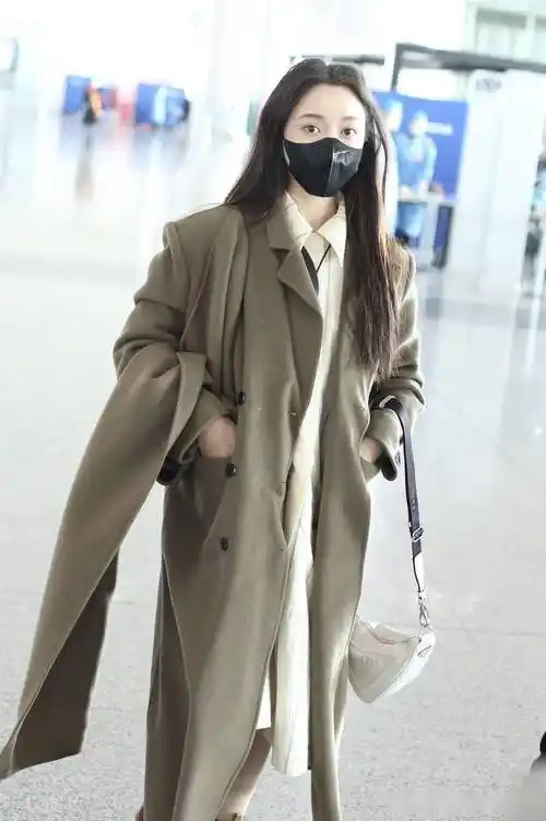 街拍姜贞羽墨绿色毛绒风衣米色过膝衬衫优雅干练