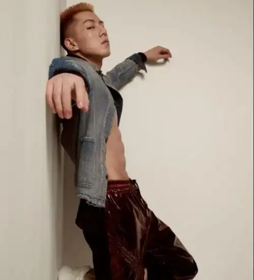 迷倒蔡依林金晨的寸头体育生,卡斯柏的腹肌有多炸裂?_网易订阅