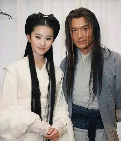 不败经典!网友考古06版神雕侠侣记者会,刘亦菲黄晓明肤色差惊人