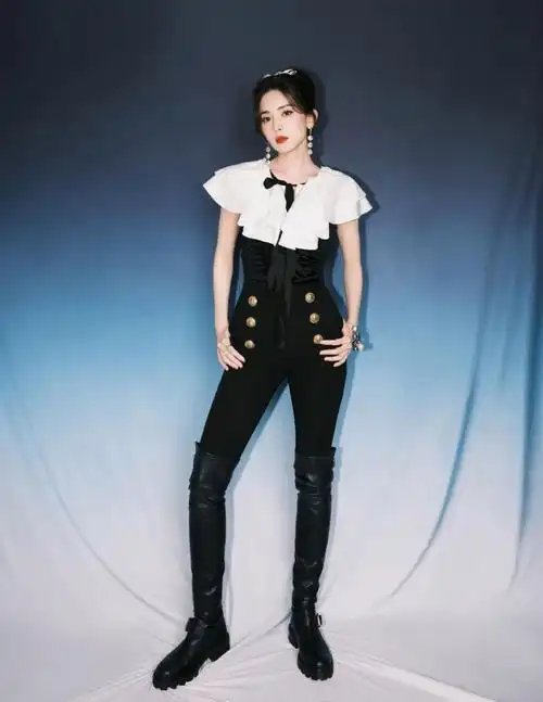 古力娜扎紧身裤配长靴秀大长腿,宛若公主美若天仙!#春日热点挑战赛