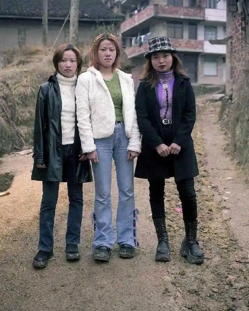 90年代时髦的中国青年 #90后# #老照片# 西装,领带和皮鞋似乎是当时的