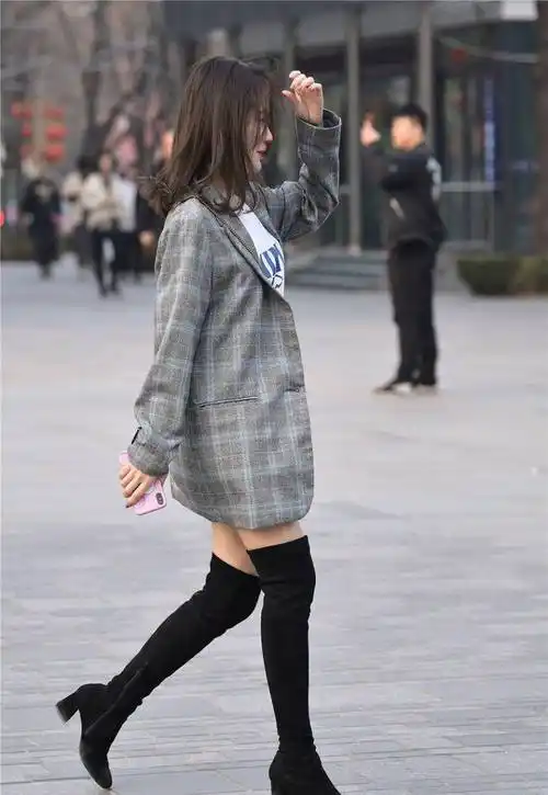 原创早春时节可以选择长靴来搭配过膝款式更保暖