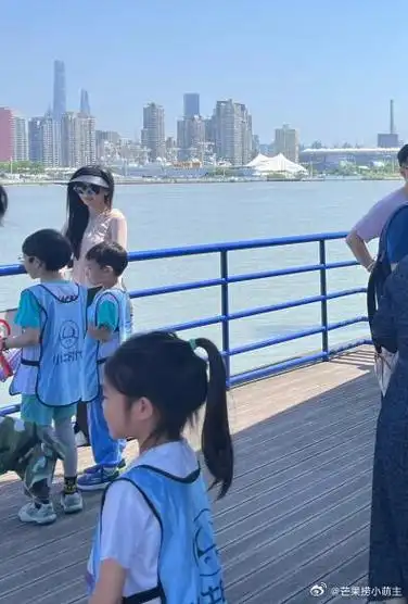 angelababy带小海绵参加亲子活动