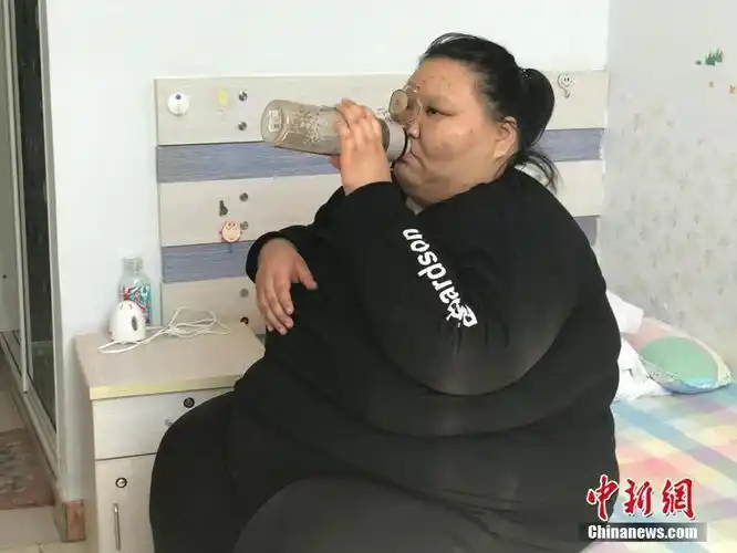 河北21岁女孩一年瘦身200斤 做直播与胖友们分享经验