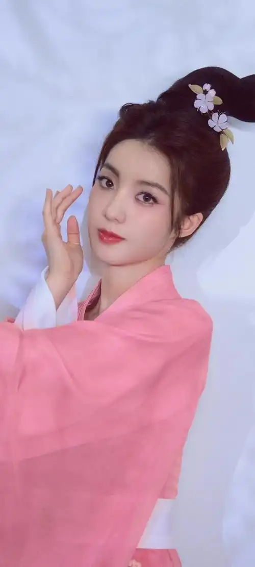 万鹏的美,不仅仅是外在的华丽,更是内在的品质和气质.