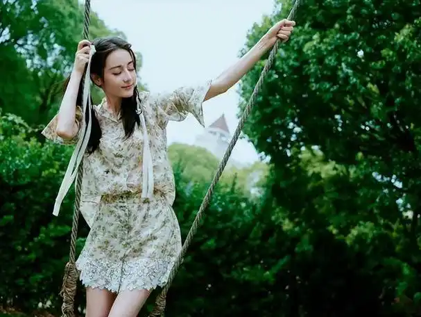 这一次被春晚导演盛赞敬业的迪丽热巴给内娱好好上了一课