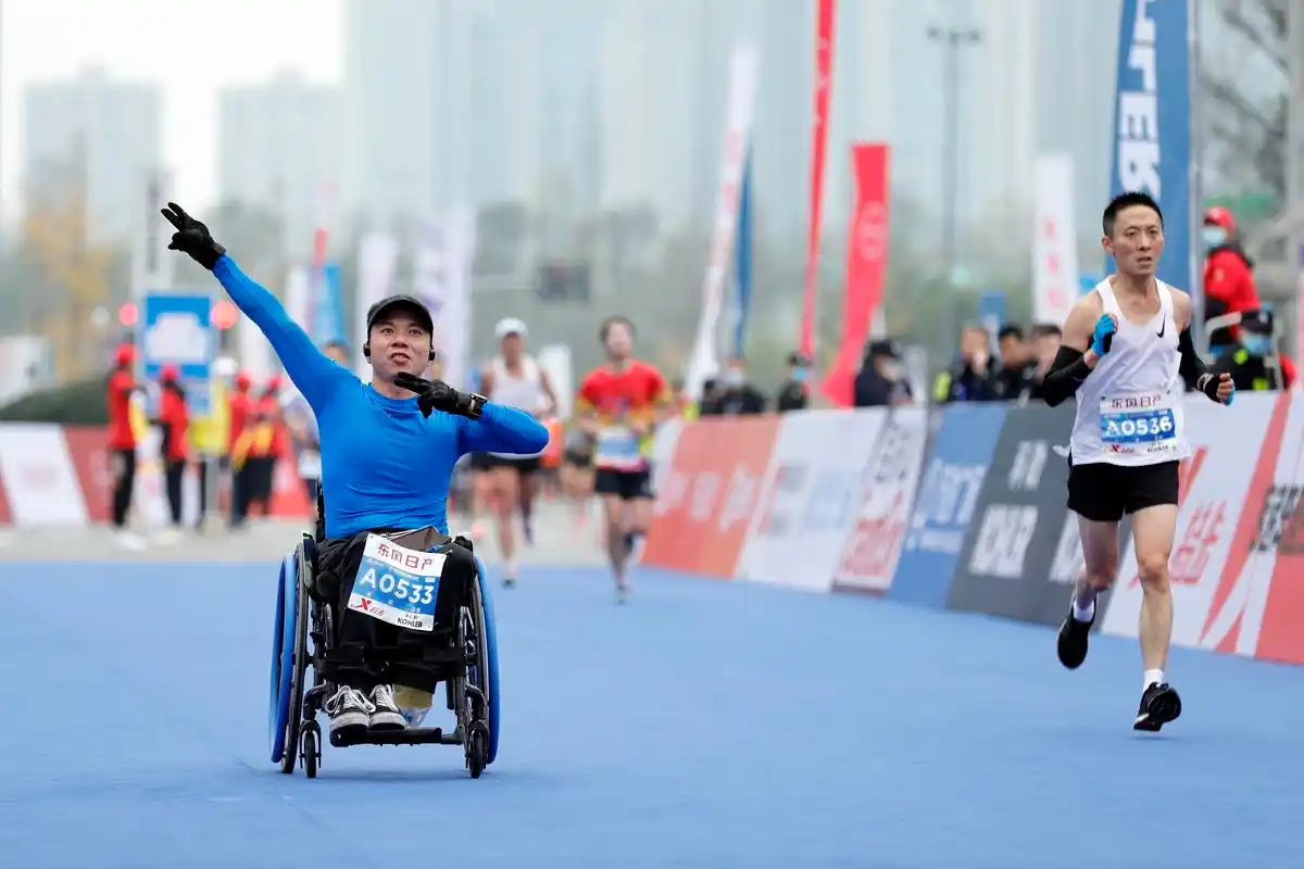 2020成都马拉松:轮椅上的跑者
