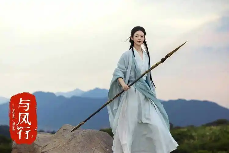 与风行赵丽颖饰演的王爷沈璃,身着青绿素衣,清新明丽,秀丽端庄,霸气女