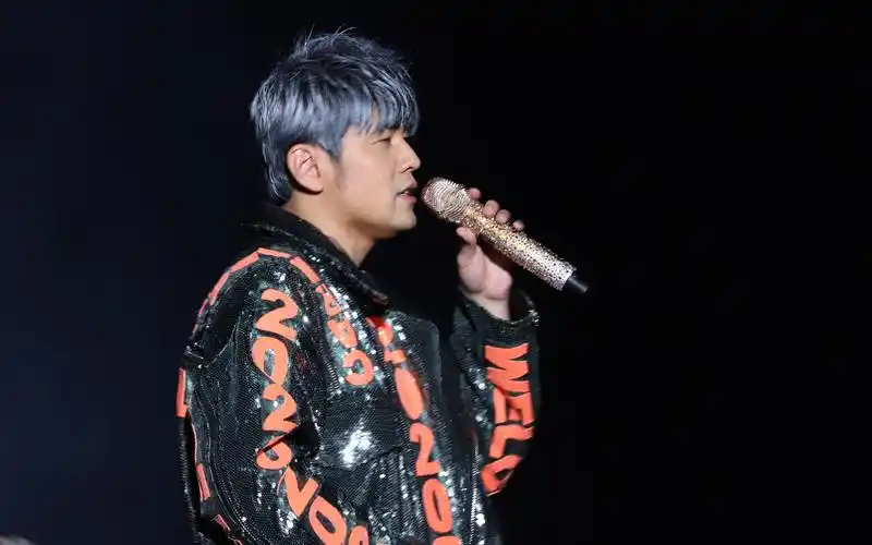 周杰伦演唱会调戏乐手老师即兴改编安静