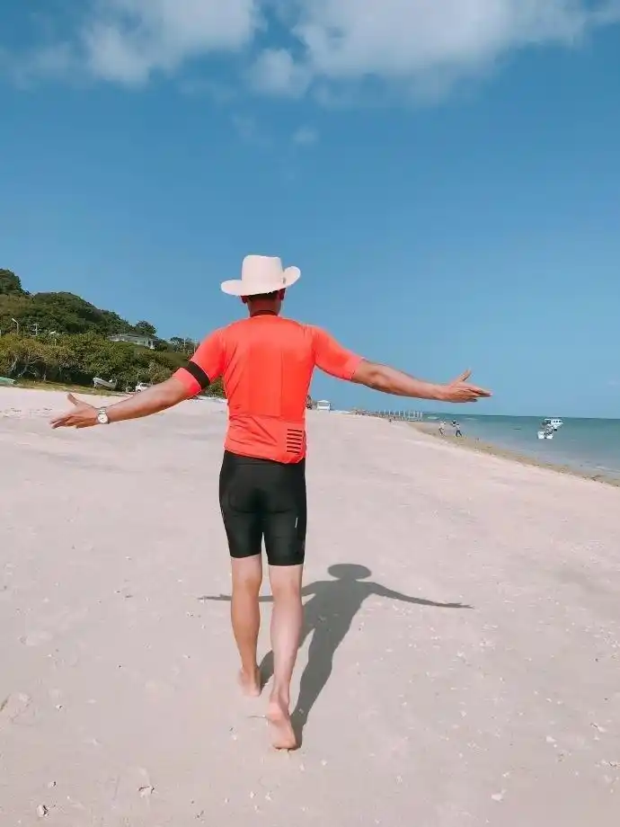 4月3日,网络上上传了彭于晏在海边的照片.