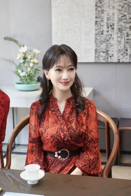 66岁赵雅芝晒最新写真一袭红裙仪态万千白娘子气质不输当年