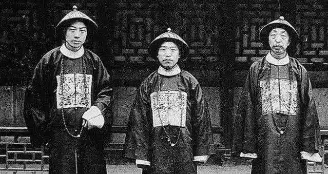 清朝老照片:比人还要大的枷锁,穿上龙袍登基的袁世凯!