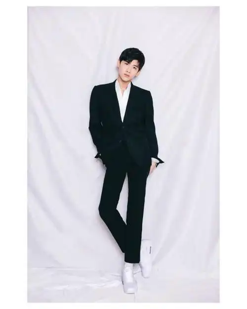 [白敬亭][分享]180421 白敬亭工作室更新ins 一大波西装白美图来袭