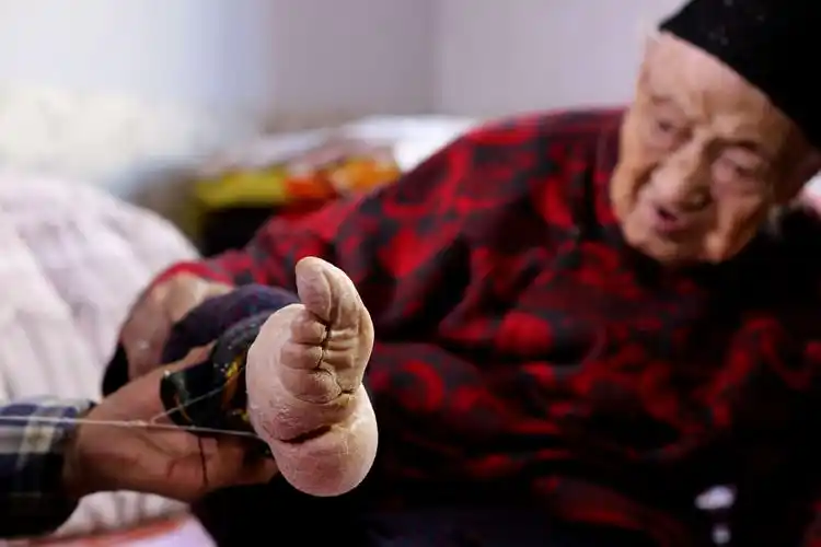 百岁裹脚老人