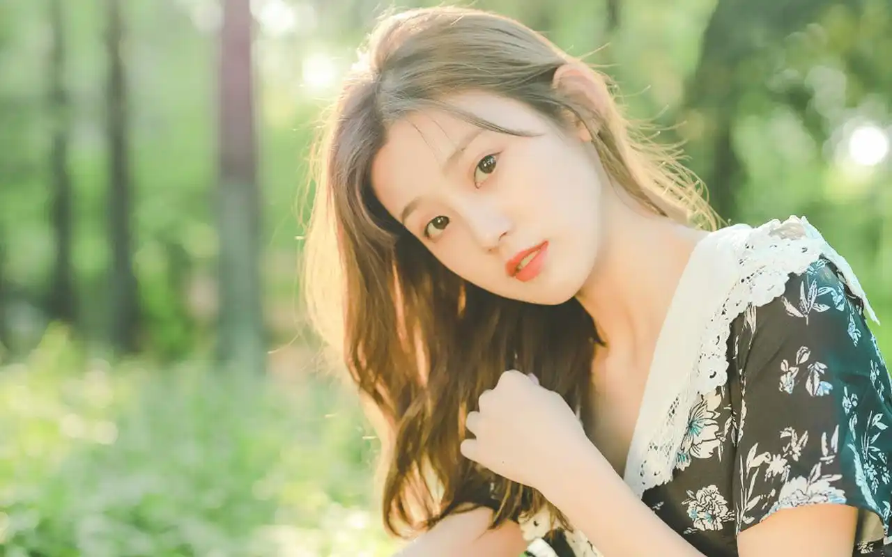 成熟美女性感黑裙写真桌面壁纸