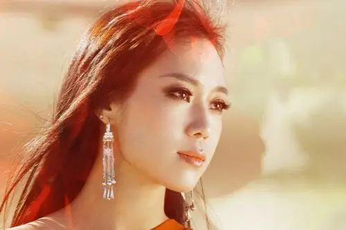 原标题 [歌手云朵梦幻 身披薄衫演绎别样唯美(组图)]