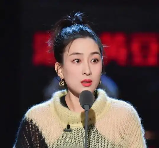 《吐槽大会》尴尬一幕:萧亚轩刚说完一句话,张绍刚忙捂住她的嘴