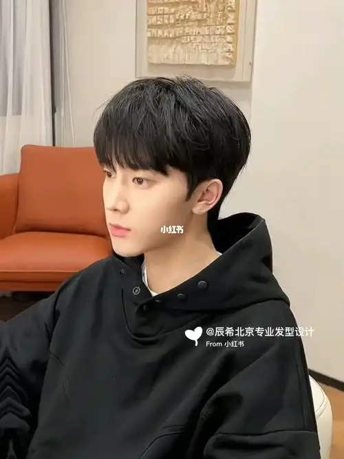 推子推光要使用纯手工方式修剪保留鬓角1～2里面长度使发型看起来更加