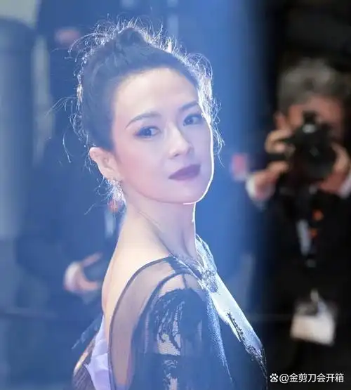 当37岁杨幂45岁章子怡站一起,骨相老去和皮相老去的差距一目了然