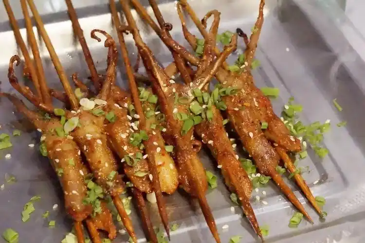 乎乎的烤鸭舌一口下去会爆浆的感觉灰常灰常的幸福七爷特色排骨串招牌