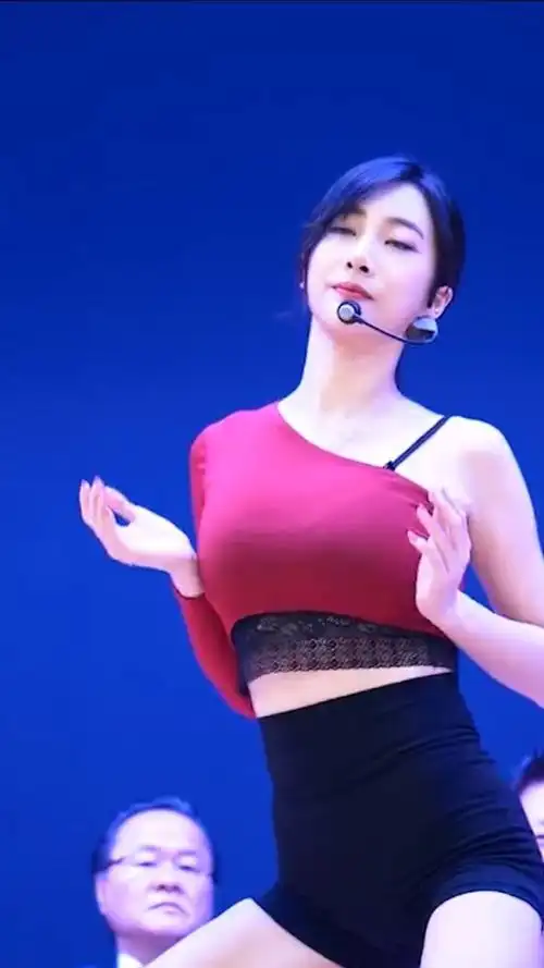 韩国女团秀性感,前排大佬不敢直视,内心好纠结@{uid:1502349662339070