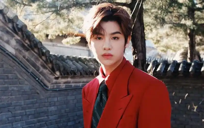 时尚帅气西装男孩黄明昊慵懒户外写真,高清壁纸图片,大陆明星-回车