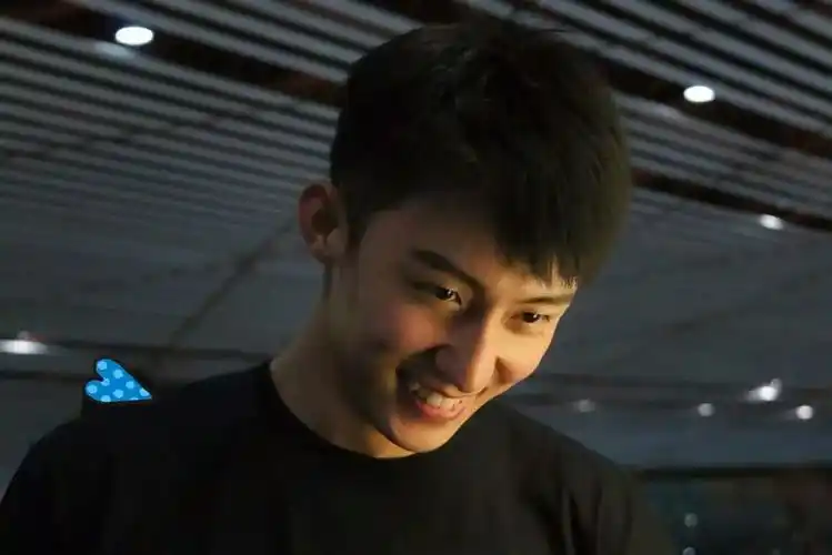 笑出虎牙的黄景瑜