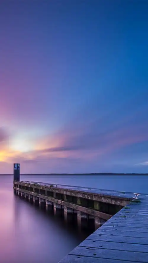 夕阳下安静的湖岸风景手机壁纸
