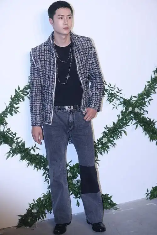 王一博到底穿几条裤子双腰牛仔裤太前卫网友大型迷惑现场