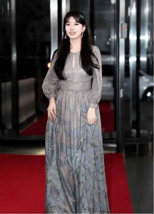 原创被裴秀智气质惊艳了一袭银灰色连衣裙配长发亮相造型优雅迷人
