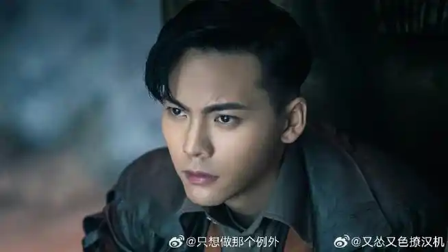 陈伟霆以前实实在在是火过的呀,《老九门》里稳稳的一番,张艺兴