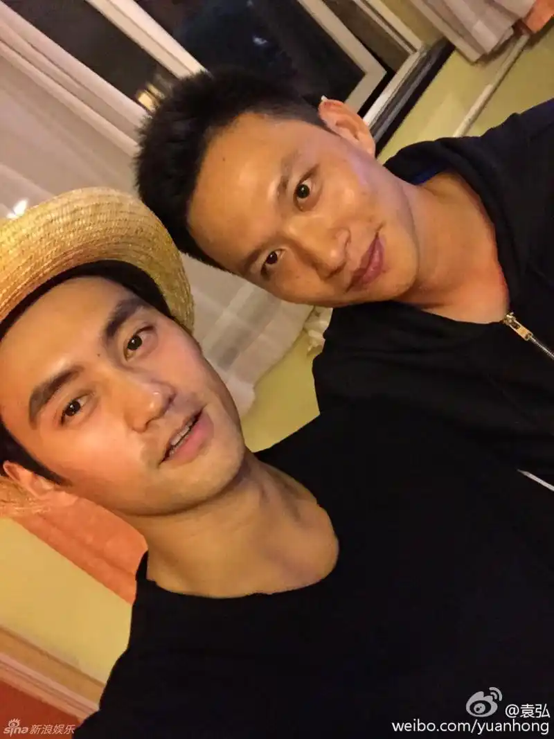 袁弘,张丰毅都在微博晒出一组与《真正男子汉》一众兵哥哥北京相聚的