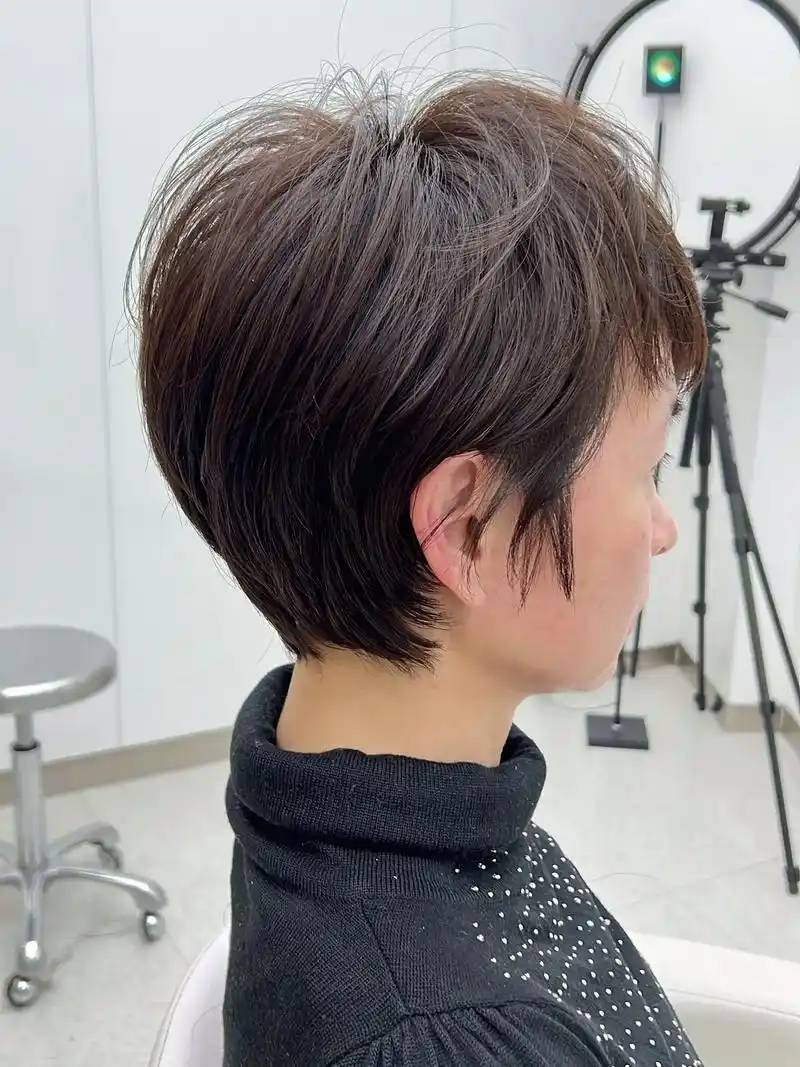 夏日女性短发纹理烫发型, 挂耳短发,简洁 - 抖音