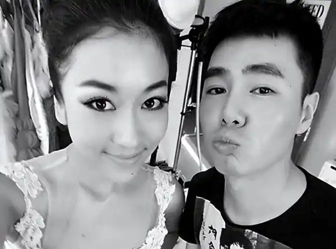 吉克隽逸卖惨炫富当小三十年过去她的淳朴人设终于崩塌了