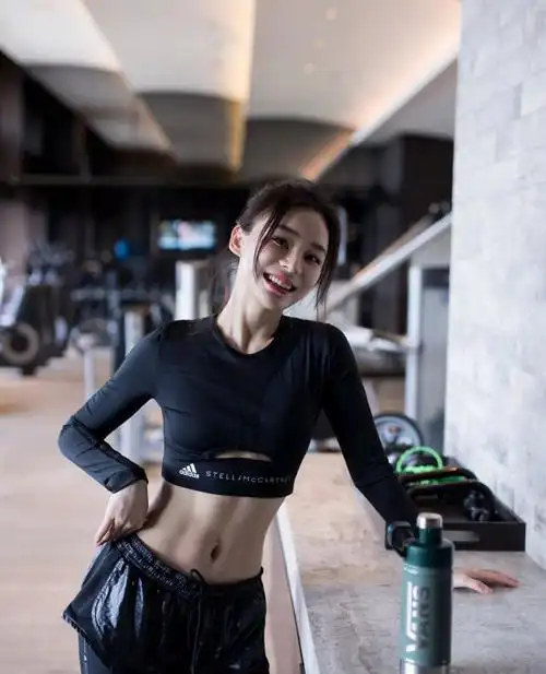 范冰冰晒健身照一脸娇羞