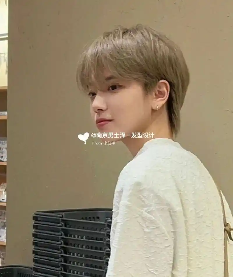 男生超帅发色 灰棕色男孩子一定要尝试的 男生超帅发色奶茶灰棕男孩子