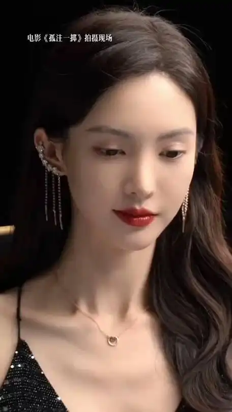 金晨新片孤注一掷荷官造型好绝