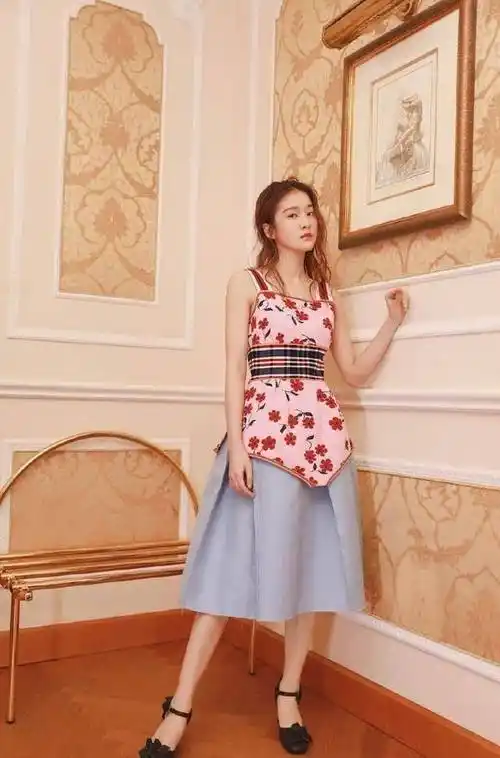 张雪迎穿高跟鞋就是好看,气质也提升了不少!_穿着_造型_样子