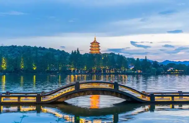 夏季气温高,但是杭州周边有许多凉爽的旅游景点,这些景点以自然美景和