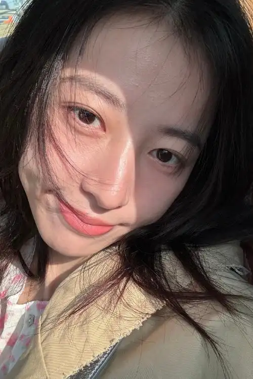 阳光下的周雨彤自拍##周雨彤比耶素颜自拍