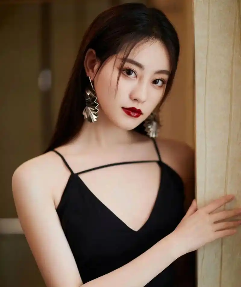 长发披肩黑色吊带礼服秀出好身材,红唇撩人性感迷人哦! 67#祝绪丹