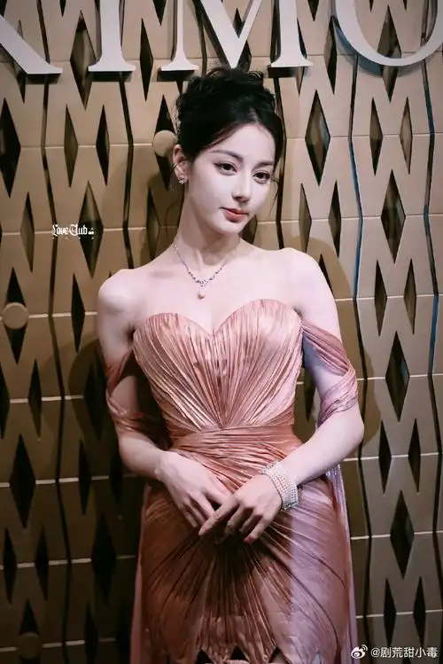 迪丽热巴粉色礼服